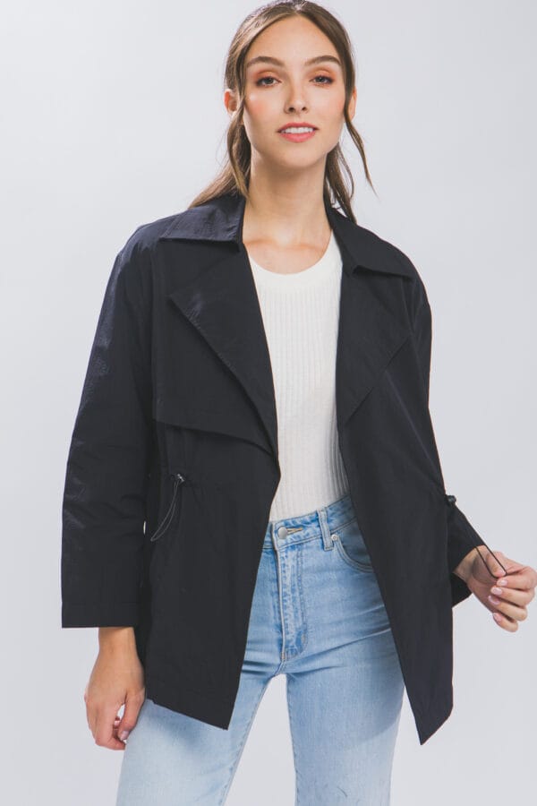 Chaqueta ligera con cordones ajustables
