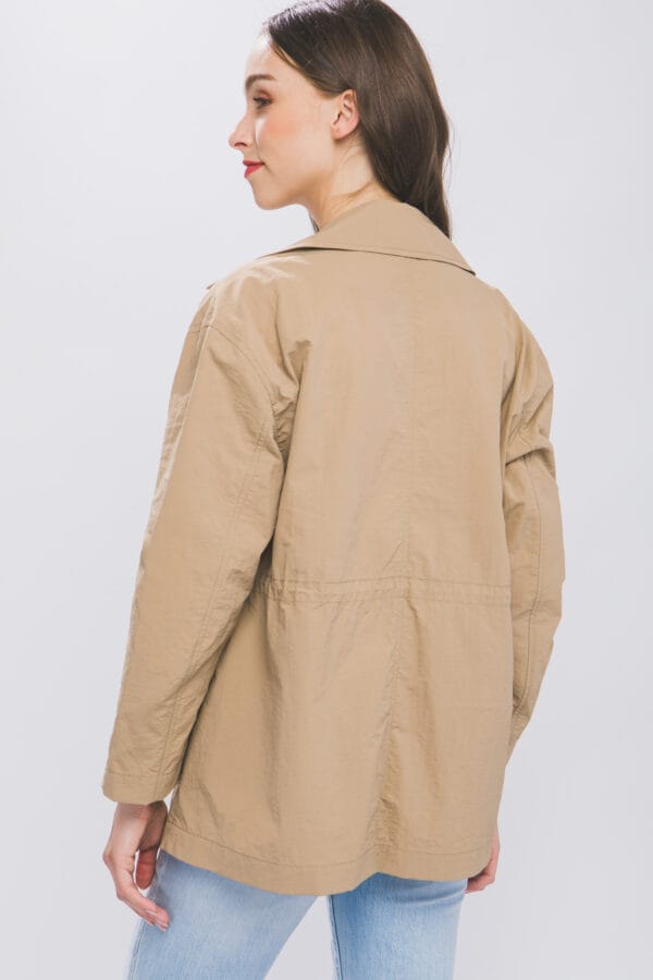 Chaqueta ligera con cordones ajustables - Image 5