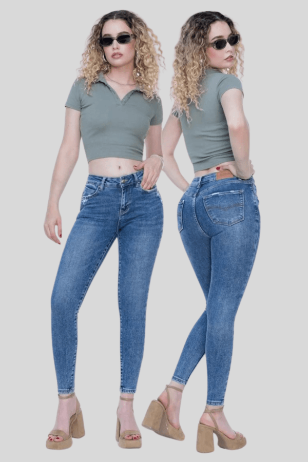 Pantalones skinny azul claro para mujer con diseño clásico - Image 2