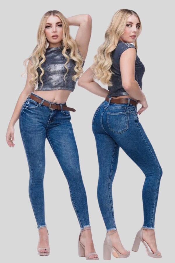 Jeans skinny azul medio con bajos deshilachados para mujer