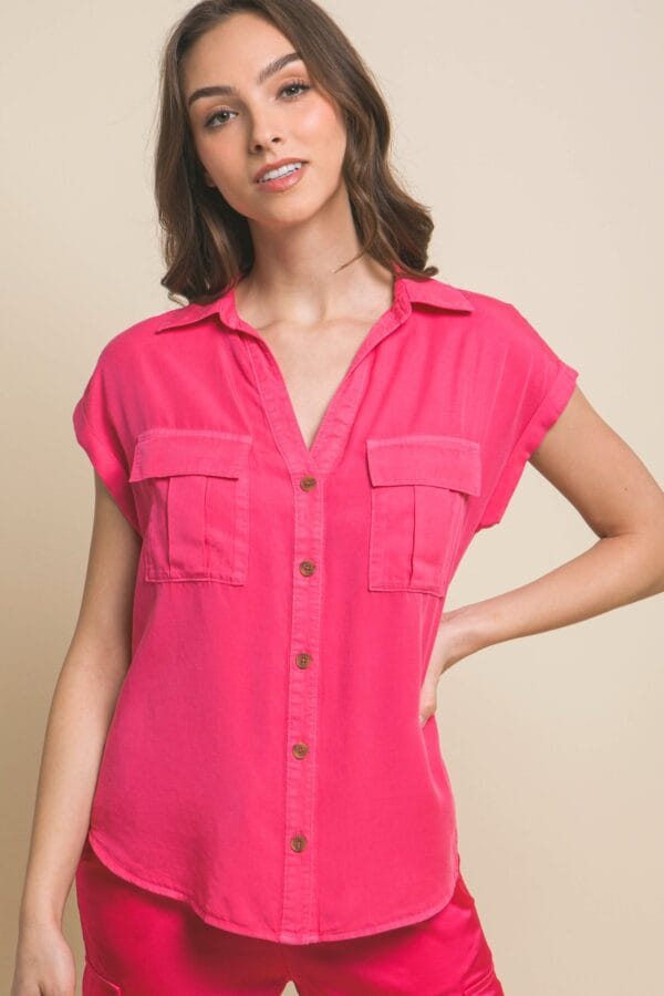 Blusa casual con bolsillos frontales y corte holgado
