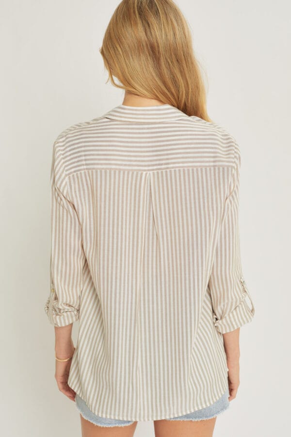 Blusa de rayas con bolsillos frontales - Image 7