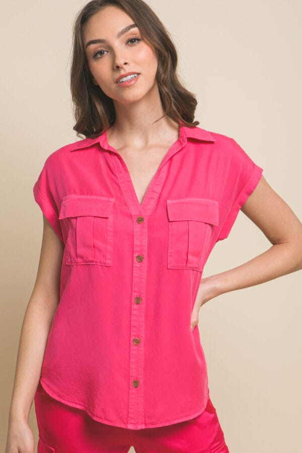 Blusa casual con bolsillos frontales y corte holgado - Image 8