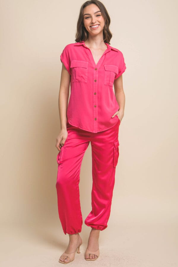 Blusa casual con bolsillos frontales y corte holgado - Image 10