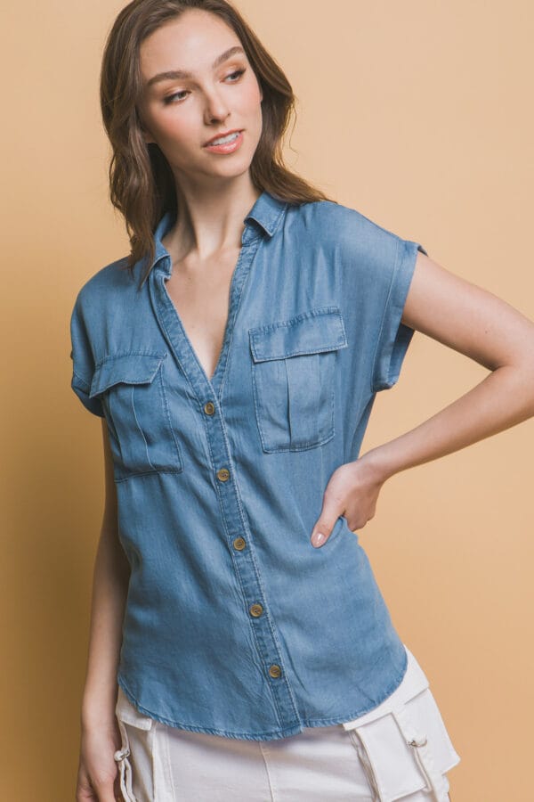 Blusa casual con bolsillos frontales y corte holgado - Image 2
