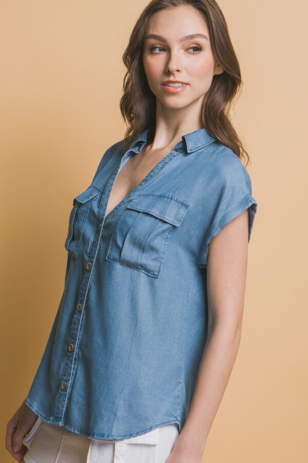 Blusa casual con bolsillos frontales y corte holgado - Image 3