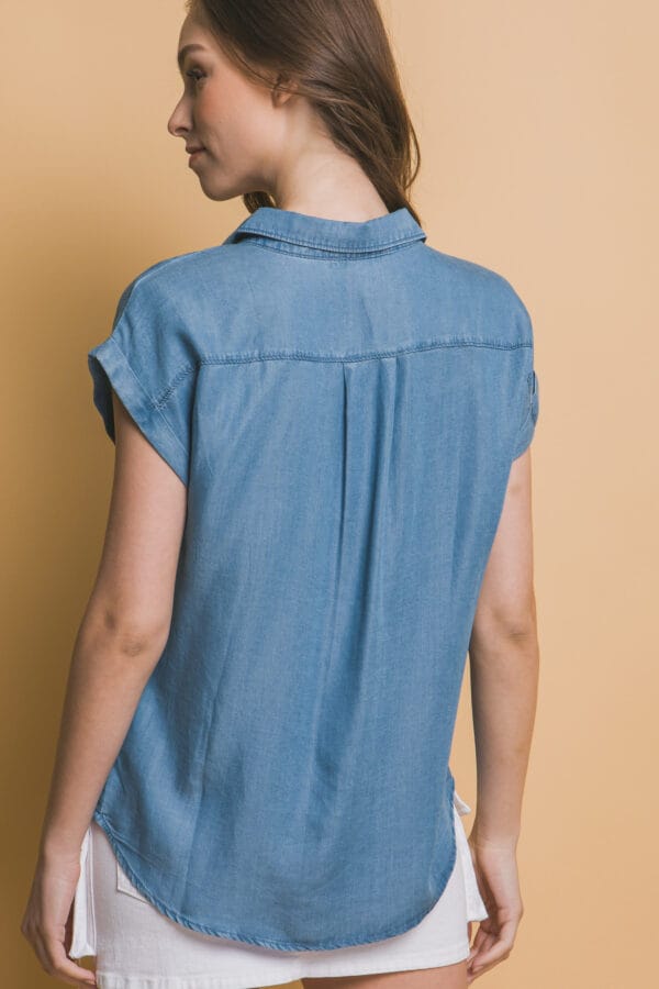 Blusa casual con bolsillos frontales y corte holgado - Image 4