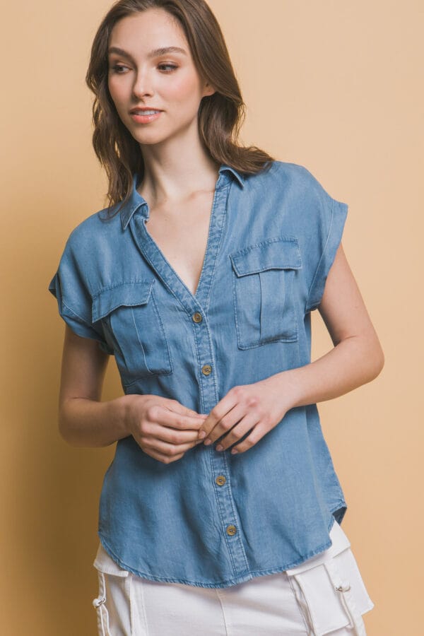 Blusa casual con bolsillos frontales y corte holgado - Image 6