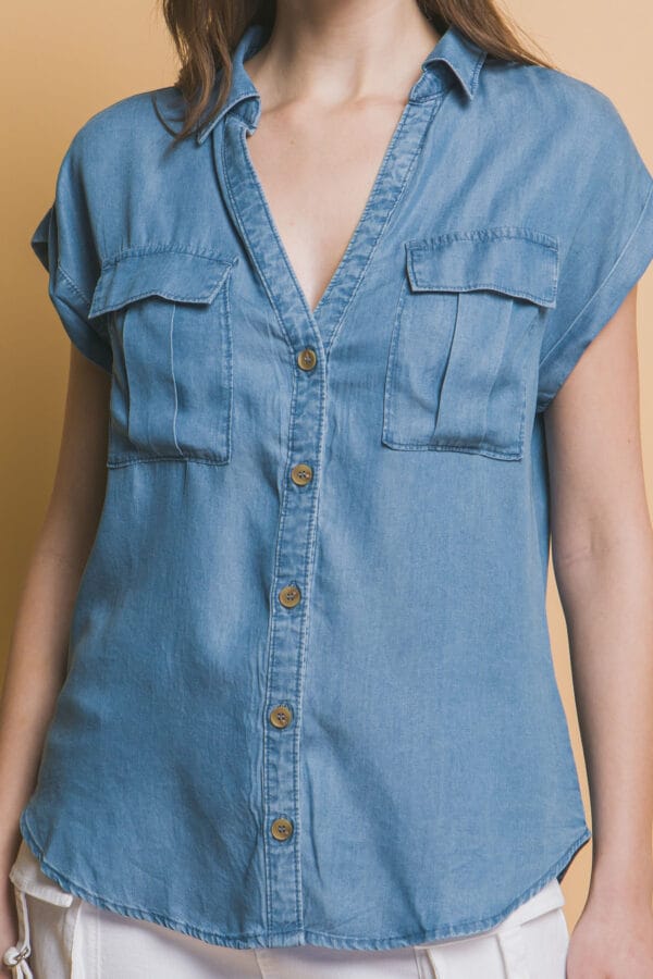 Blusa casual con bolsillos frontales y corte holgado - Image 7