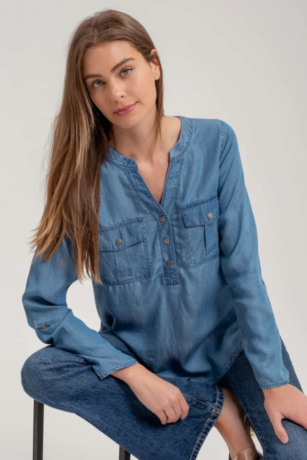 Blusa de mezclilla con bolsillos frontales
