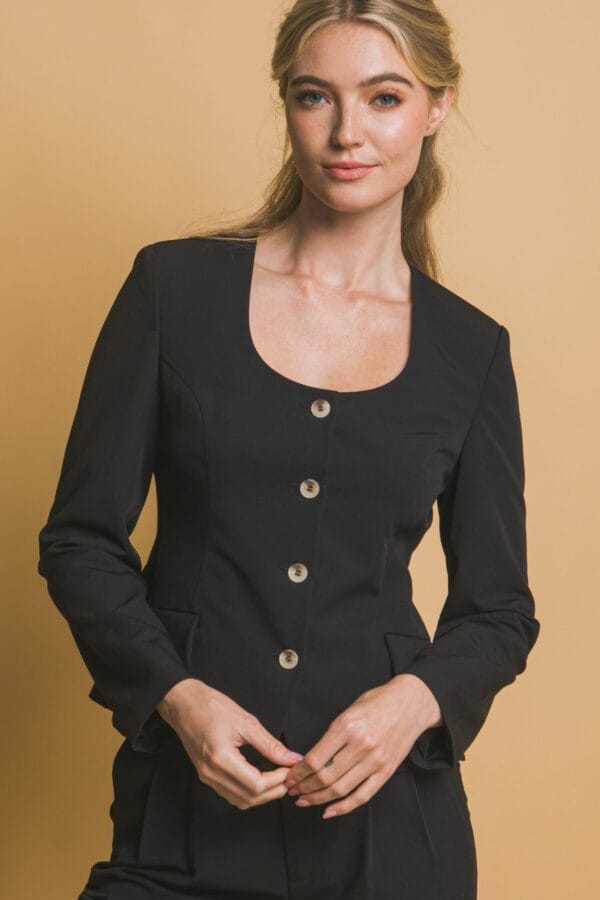 Saco formal con escote redondo y botones decorativos