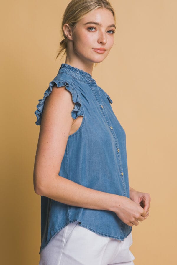 Blusa de mezclilla sin mangas con olanes - Image 3
