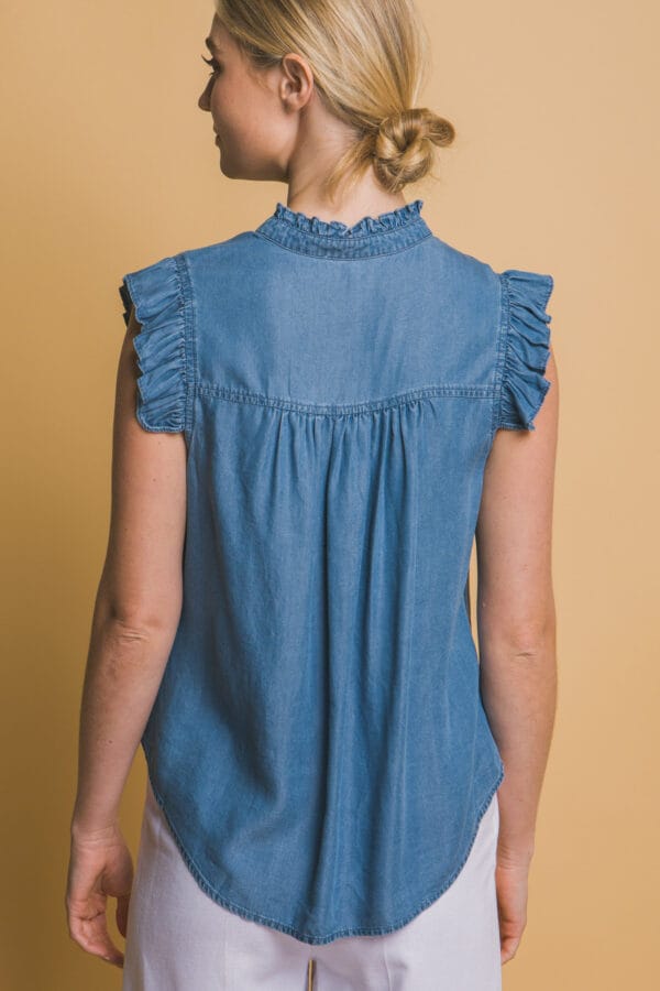 Blusa de mezclilla sin mangas con olanes - Image 4