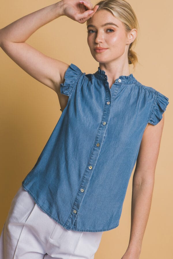 Blusa de mezclilla sin mangas con olanes - Image 6