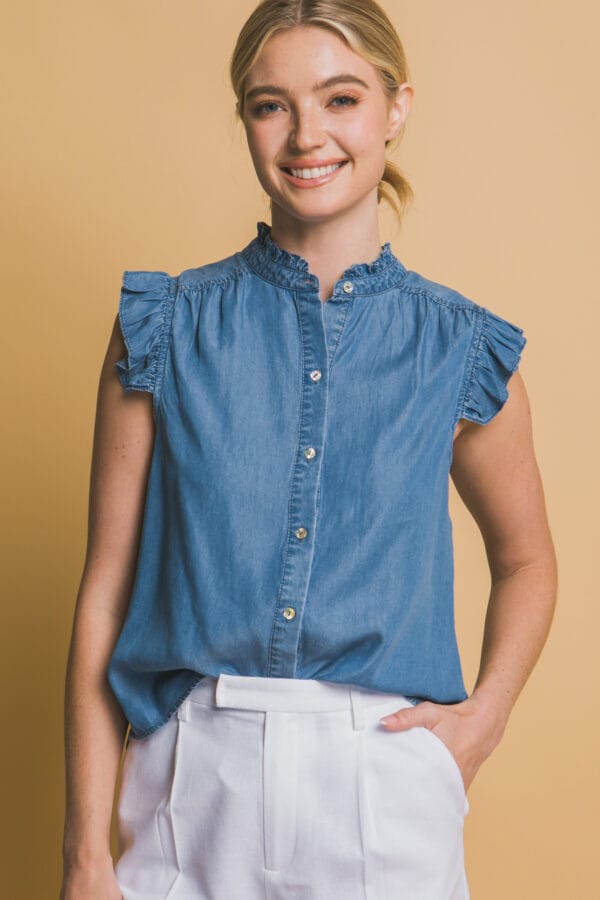 Blusa de mezclilla sin mangas con olanes - Image 7