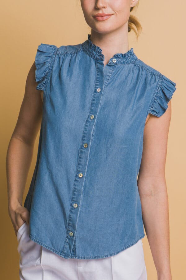 Blusa de mezclilla sin mangas con olanes - Image 8