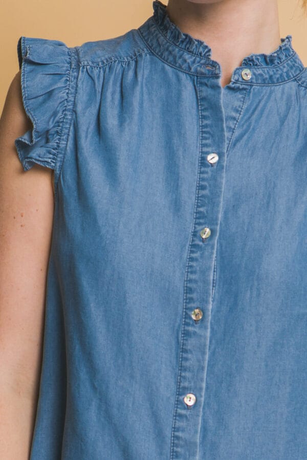 Blusa de mezclilla sin mangas con olanes - Image 9
