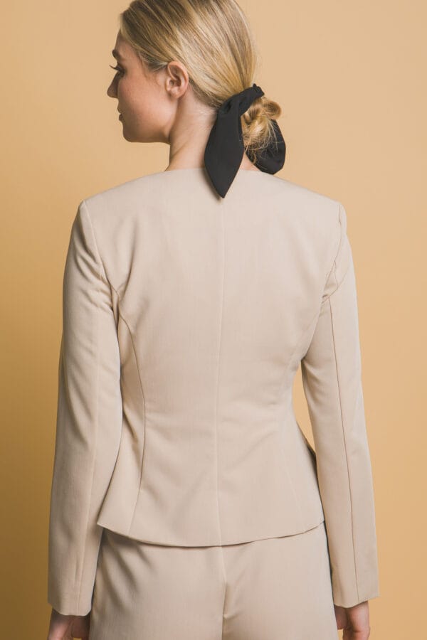 Saco formal con escote redondo y botones decorativos - Image 11