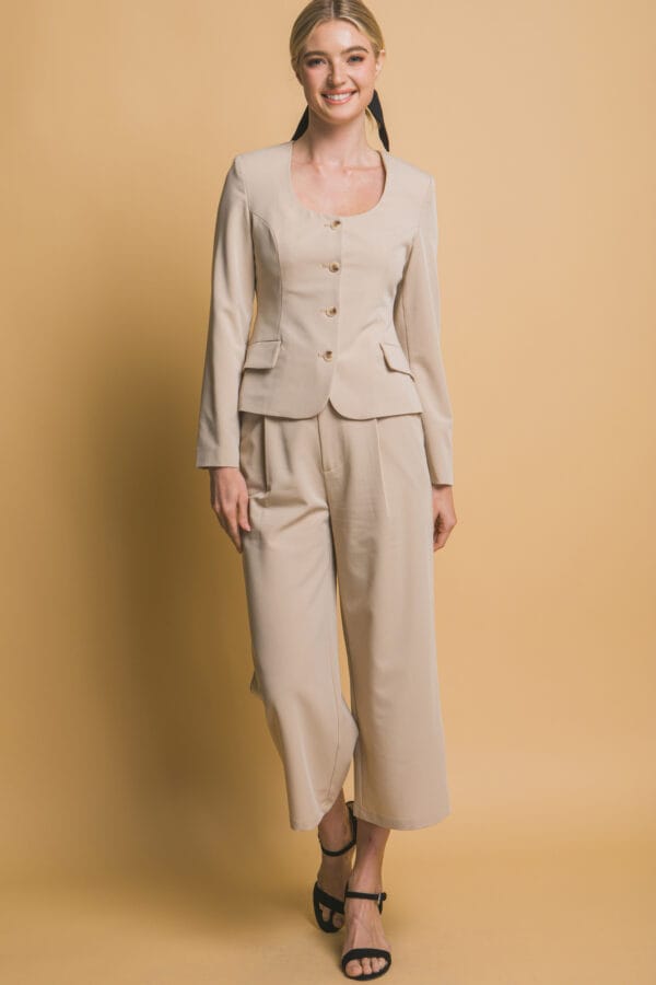 Saco formal con escote redondo y botones decorativos - Image 12