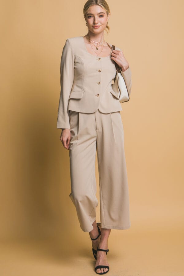 Saco formal con escote redondo y botones decorativos - Image 13