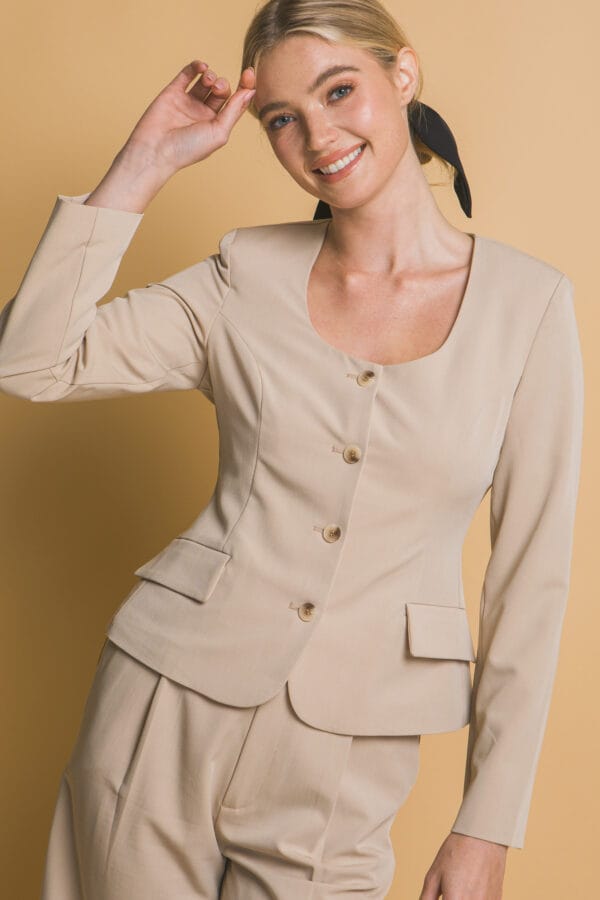 Saco formal con escote redondo y botones decorativos - Image 17