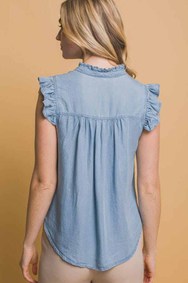 Blusa de mezclilla sin mangas con olanes - Image 10