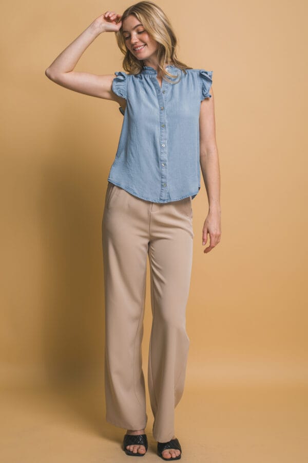 Blusa de mezclilla sin mangas con olanes - Image 11
