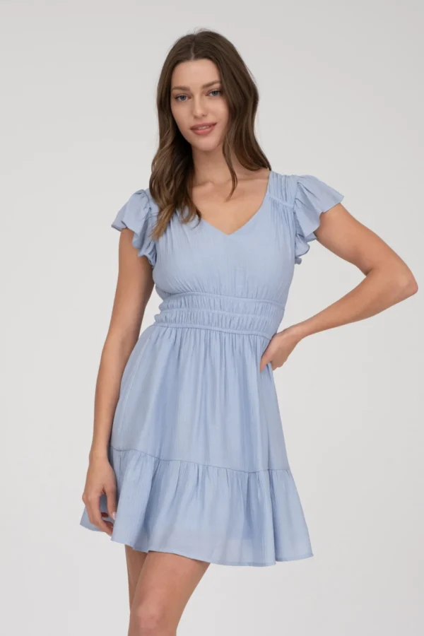 Vestido corto con mangas de olanes y escote en V