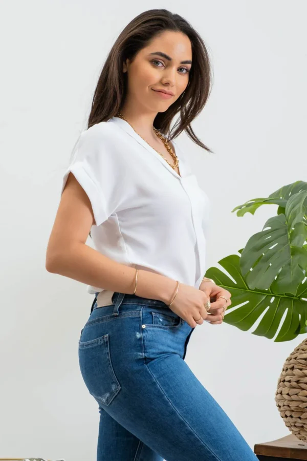 Blusa de Seda Fucsia con Escote en V - Image 9