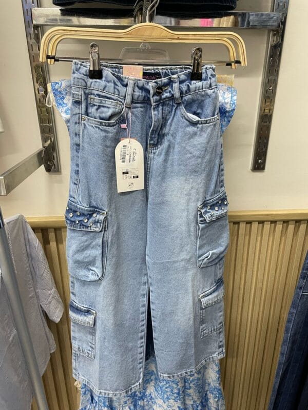 Pantalón cargo de mezclilla con abertura y pedrería para mujer