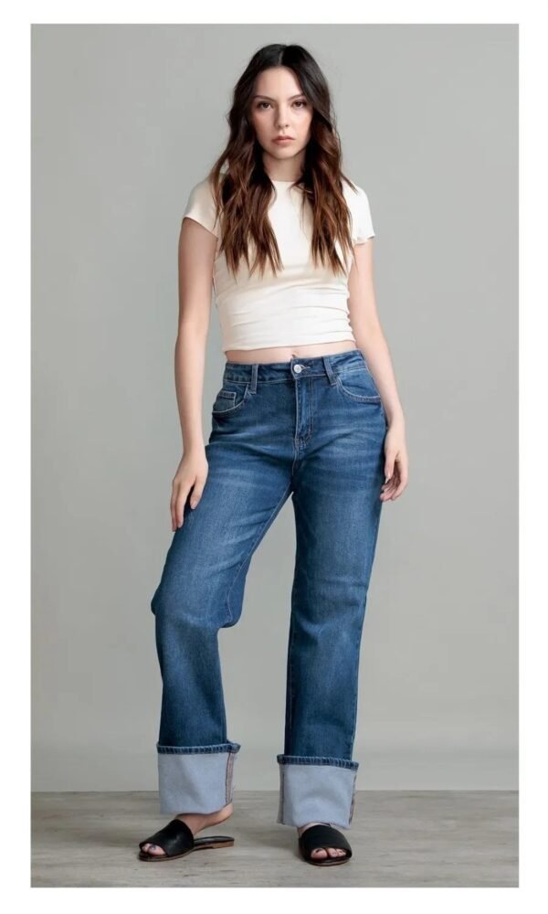 Pantalón de mezclilla corte regular dobladillo ancho para mujer