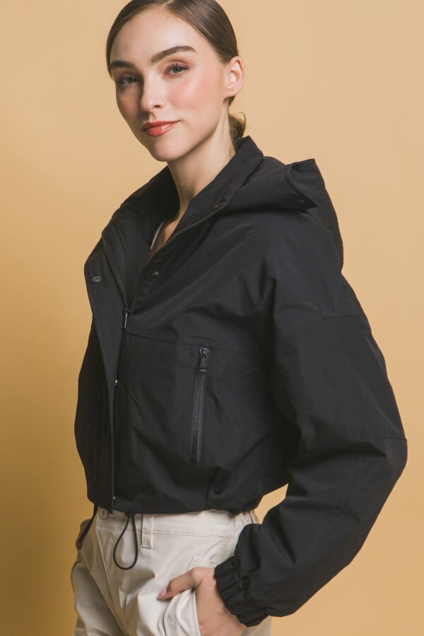 Chamarra negro para dama con gorro y bolsillos frontales. Funcional, moderna y perfecta para climas frescos. - Image 22