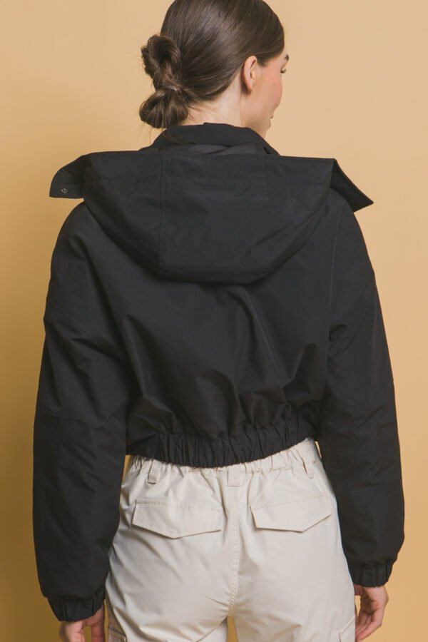 Chamarra negro para dama con gorro y bolsillos frontales. Funcional, moderna y perfecta para climas frescos. - Image 20