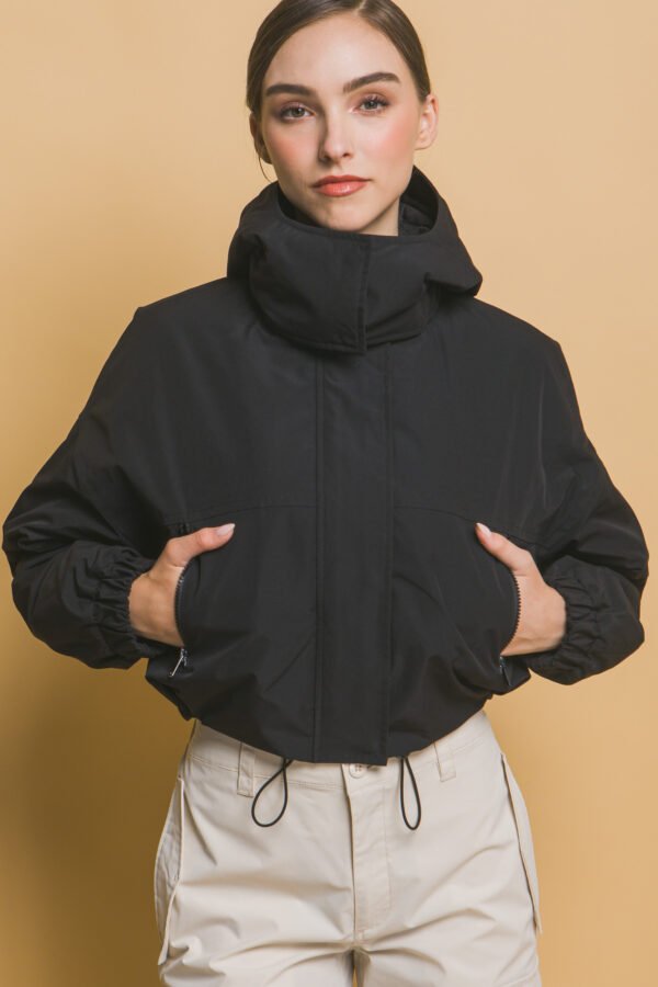 Chamarra negro para dama con gorro y bolsillos frontales. Funcional, moderna y perfecta para climas frescos. - Image 17