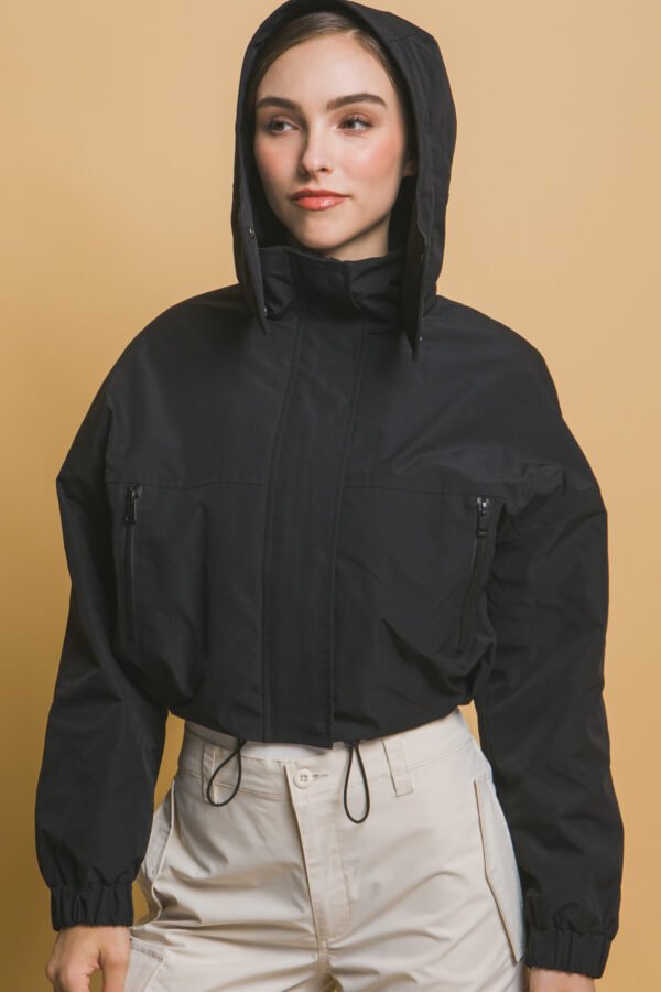 Chamarra negro para dama con gorro y bolsillos frontales. Funcional, moderna y perfecta para climas frescos. - Image 16