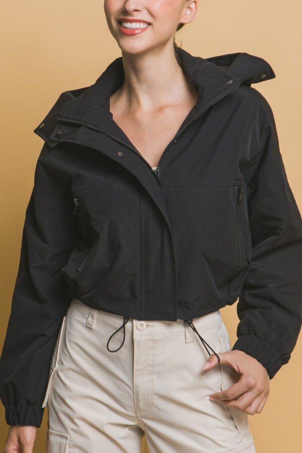 Chamarra negro para dama con gorro y bolsillos frontales. Funcional, moderna y perfecta para climas frescos. - Image 15