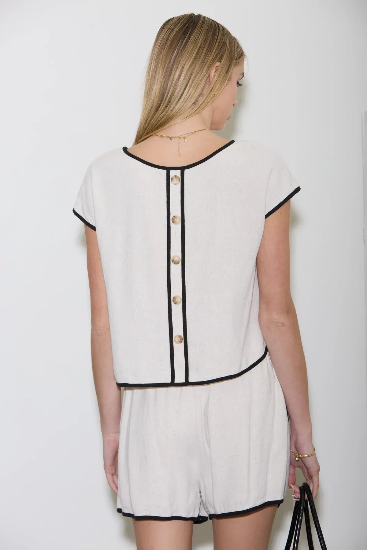 Blusa Crop Negra con Ribetes en Contraste para Mujer - Image 4