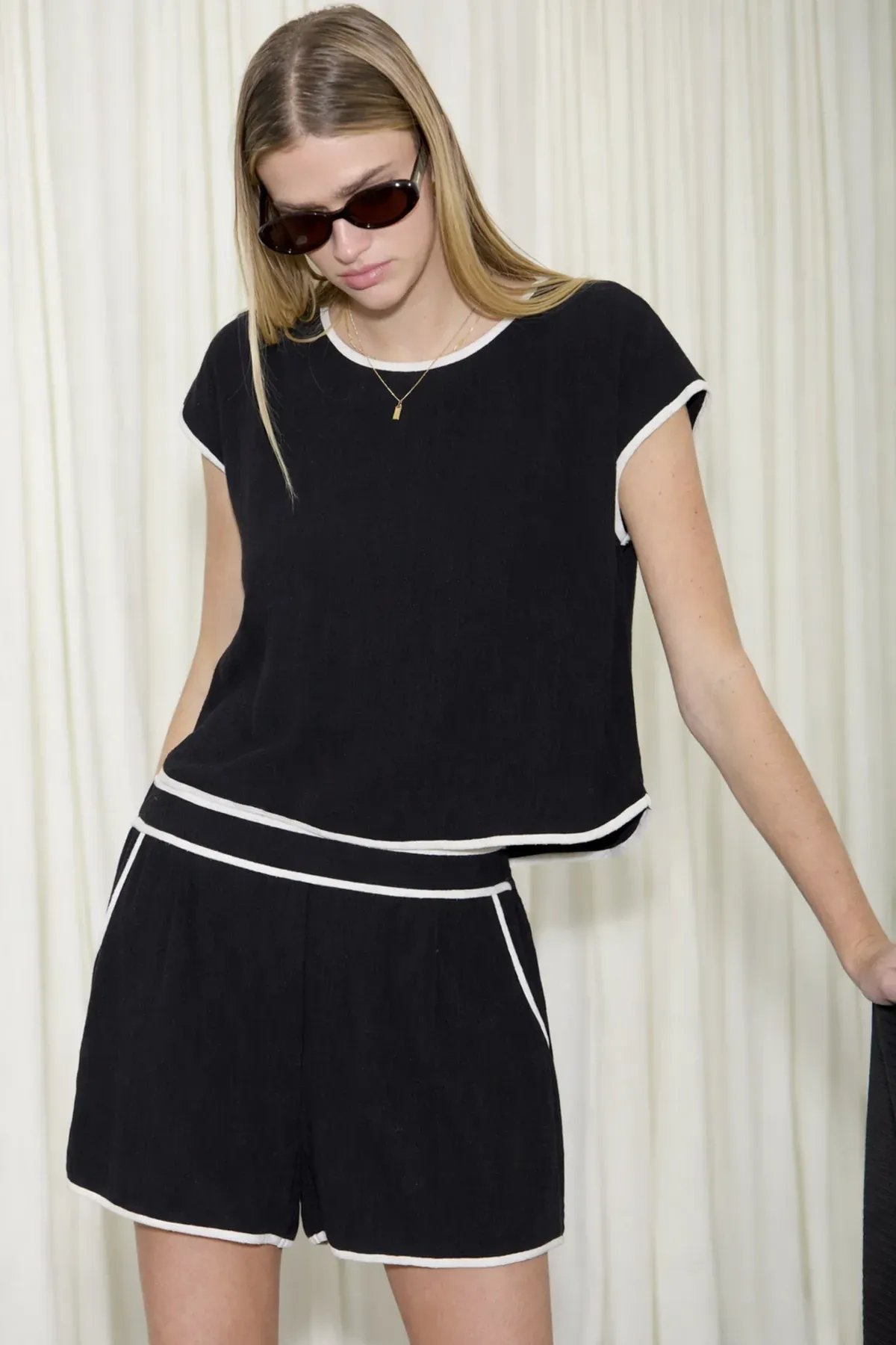 Blusa Crop Negra con Ribetes en Contraste para Mujer - Image 10