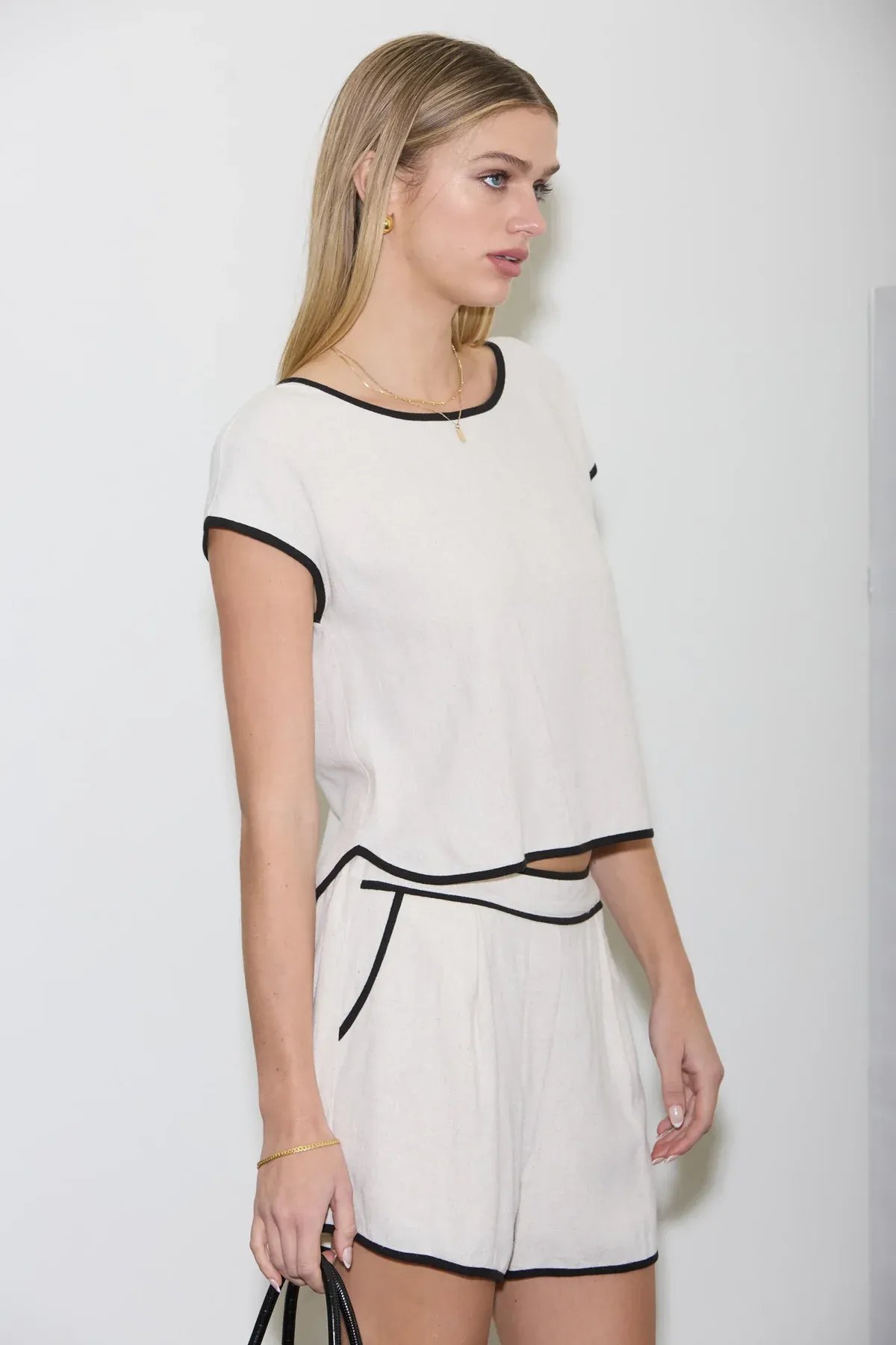 Blusa Crop Negra con Ribetes en Contraste para Mujer - Image 7