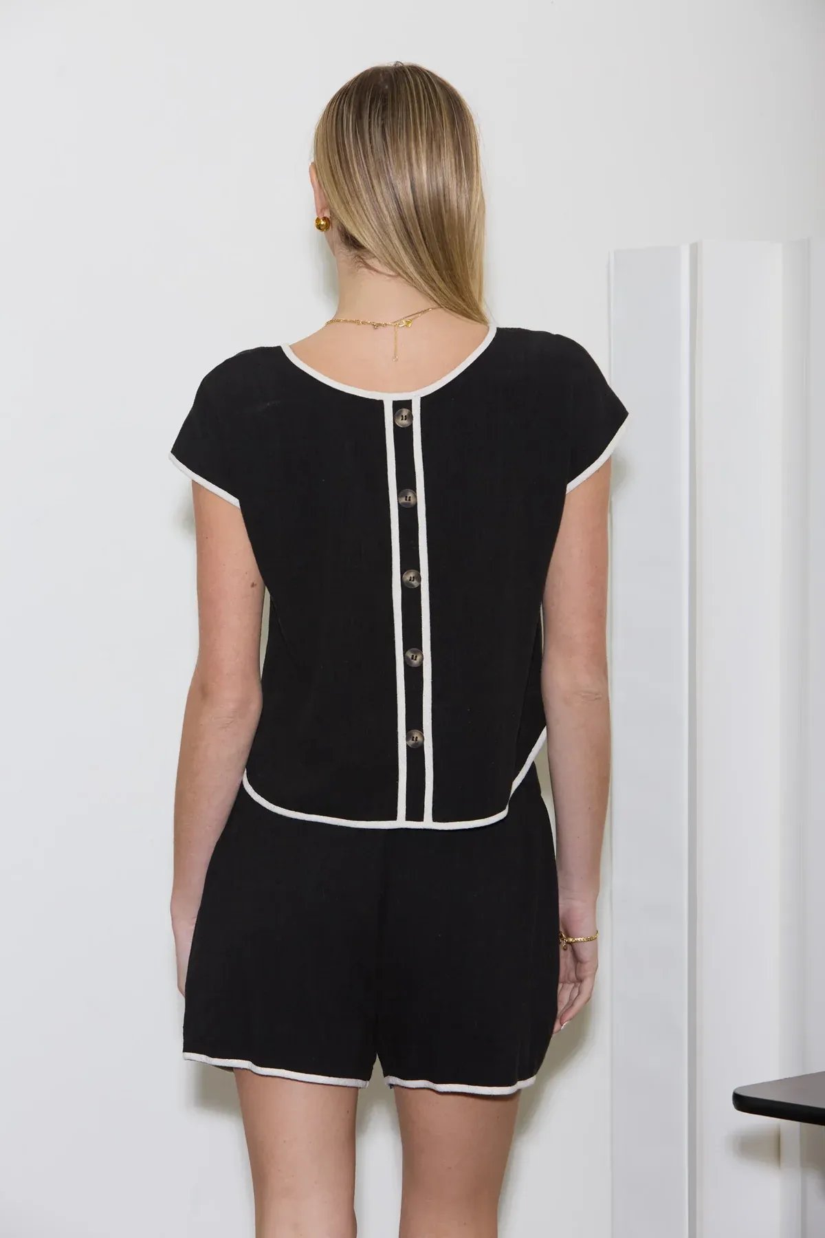 Blusa Crop Negra con Ribetes en Contraste para Mujer - Image 12