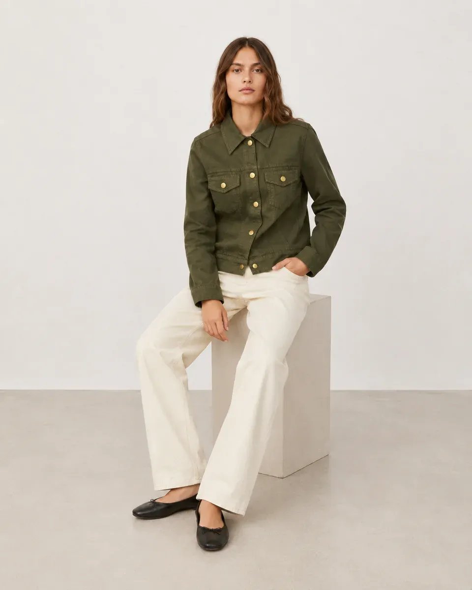 Chamarra Militar Verde Olivo con Botones Dorados para Mujer - Image 4