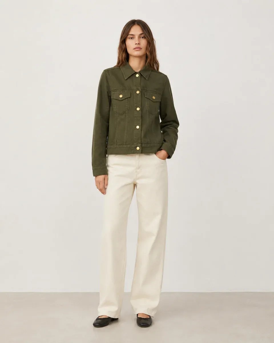 Chamarra Militar Verde Olivo con Botones Dorados para Mujer - Image 2