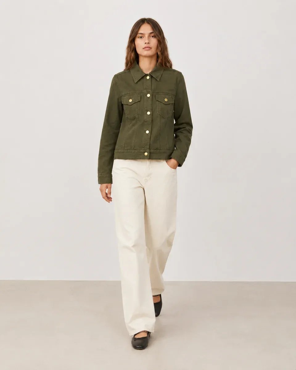 Chamarra Militar Verde Olivo con Botones Dorados para Mujer - Image 3