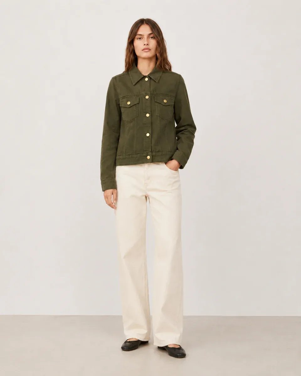 Chamarra Militar Verde Olivo con Botones Dorados para Mujer - Image 5