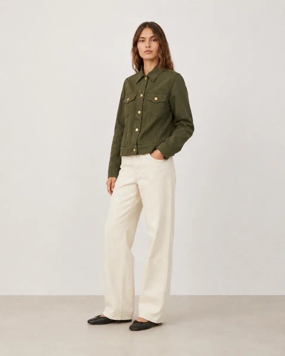 Chamarra Militar Verde Olivo con Botones Dorados para Mujer - Image 6