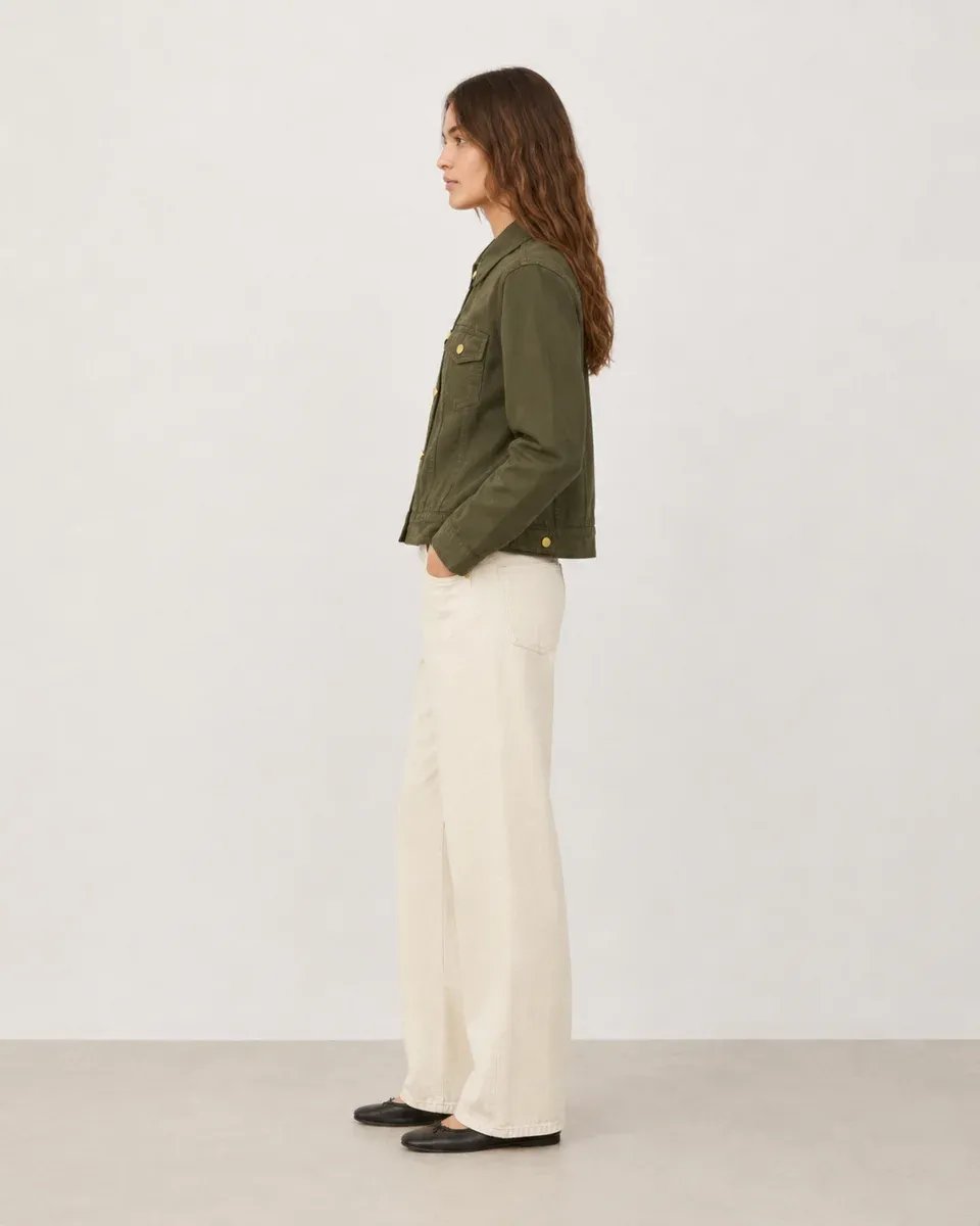 Chamarra Militar Verde Olivo con Botones Dorados para Mujer - Image 8