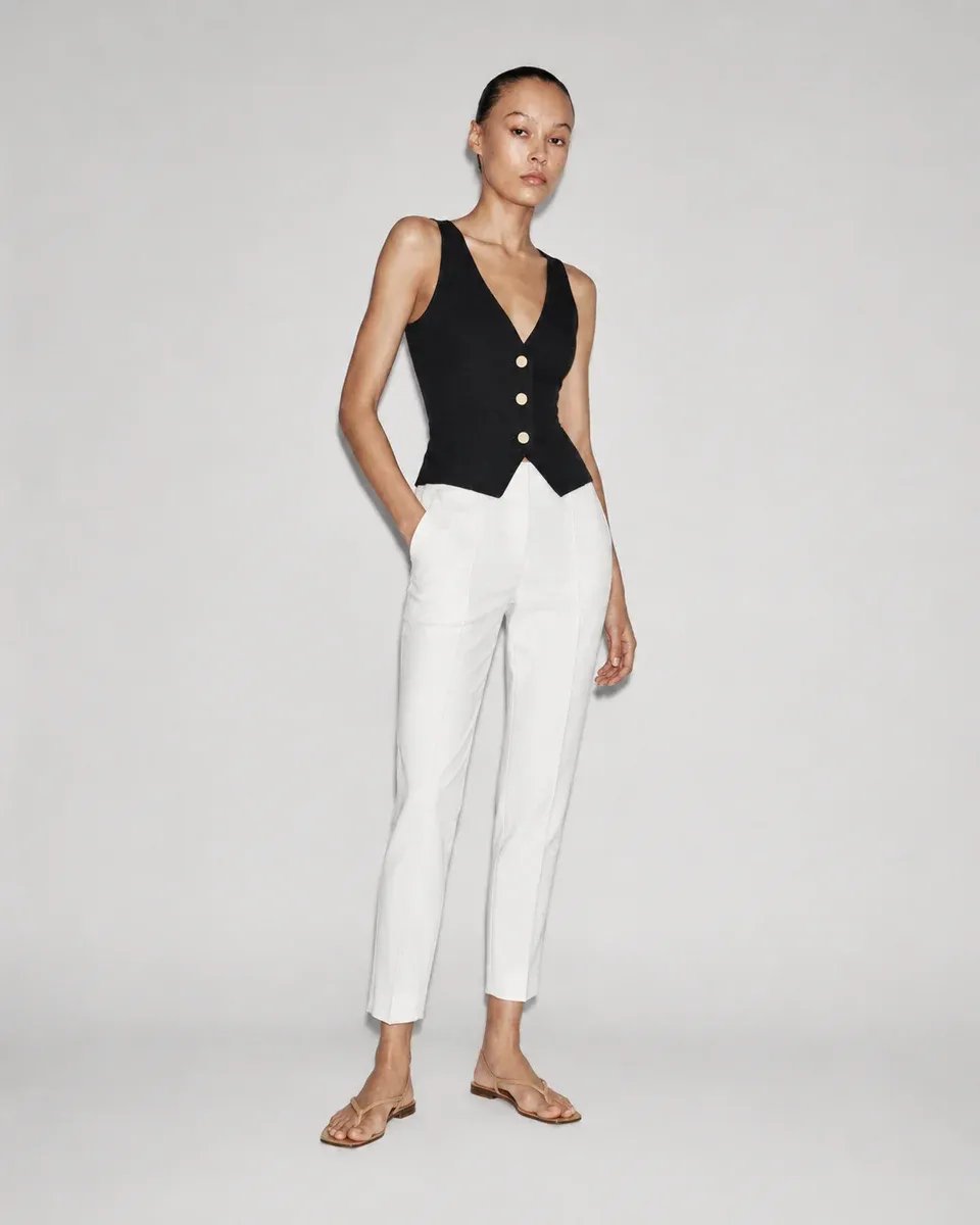 Chaleco Negro Entallado Con Botones Dorados Para Mujer - Image 3