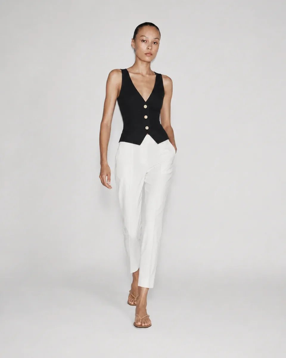 Chaleco Negro Entallado Con Botones Dorados Para Mujer - Image 4