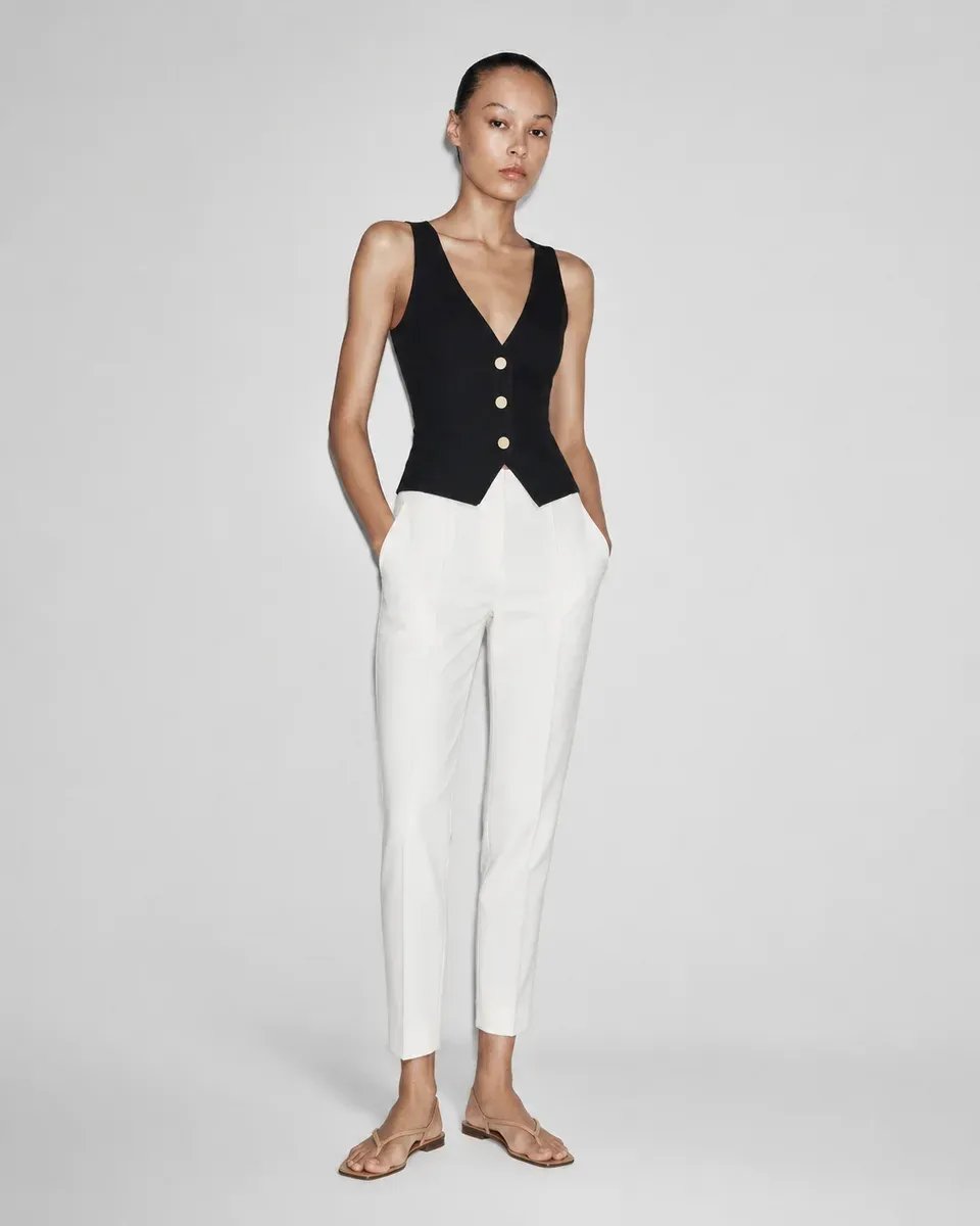 Chaleco Negro Entallado Con Botones Dorados Para Mujer - Image 6