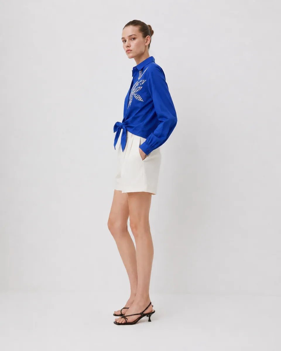 Blusa Azul con Bordado Floral y Nudo al Frente para Mujer - Image 10